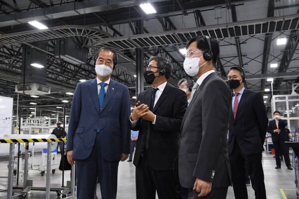 16일 (현지시각) 미국 조지아 달튼 한화큐셀 공장에서 최병용 한화큐셀 달튼 공장장 (가운데)이 한덕수 국무총리(왼쪽 첫번째)에게 태양광 모듈공장을 소개하고 있다 / ⓒ한화큐셀 제공