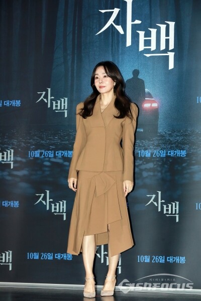 배우 김윤진이 포토타임을 갖고 있다.(2) [사진 / 오훈 기자]