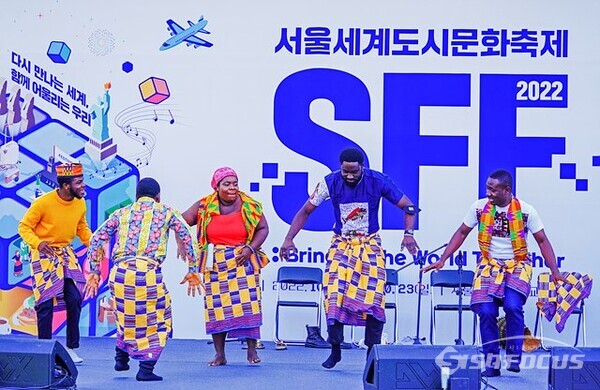가나 대표팀이 서울광장 주무대에서 열린 월드뮤직 버스킹 공연에 참가하고 있다. 사진/유우상 기자