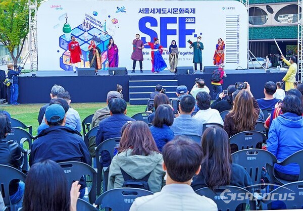 방글라데시 대표팀이 서울광장 주무대에서 열린 월드뮤직 버스킹 공연에 참가하고 있다. 사진/유우상 기자