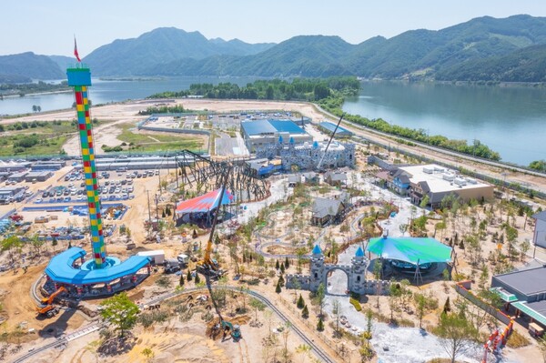 춘천 중도에 있는 레고랜드는 건설 초기부터 문화재를 훼손하면서 어린이 놀이시설을 지어야하는가로 논란이 되었는데, 최근 강원도가 레고랜드에 보증채무 미이행를 선언함에 따라 금융시장의 불안을 초래했다는 강한 비판을 받았다. 일단 道가 채무 이행을 밝히고 정부가 대책을 내놓았다. (사진 / 강원도 홈페이지. 2021년 5월 당시 공사 사진캡처) 