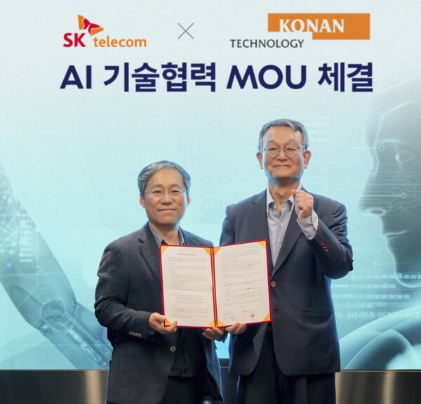 이상호 SK텔레콤 CTO(왼쪽)와 김영섬 코난테크놀로지 대표가 MOU 기념촬영을 하고 있다. ⓒSK텔레콤