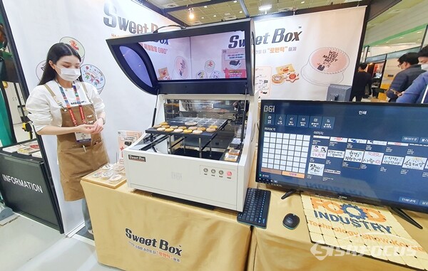 디지아이는 식용잉크로 음식에 프린트를 할 수 있는 프린터기 스위트 박스를 선보였다. (사진 / 강민 기자)