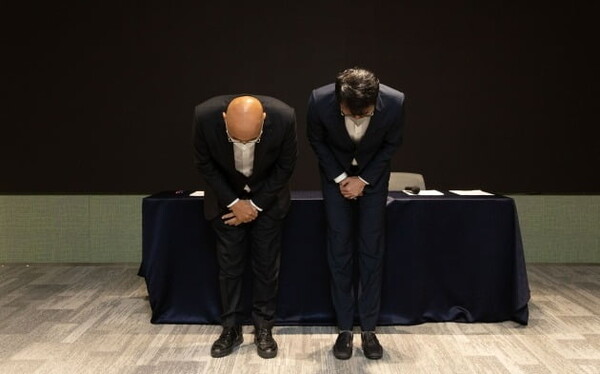 지난달 19일 카카오 남궁훈, 홍은택 각자대표(왼쪽부터)가 경기 분당구 카카오판교아지트에서 기자회견을 진행하기에 앞서 이용자들에게 사과를 표명하고 있다. ⓒ카카오