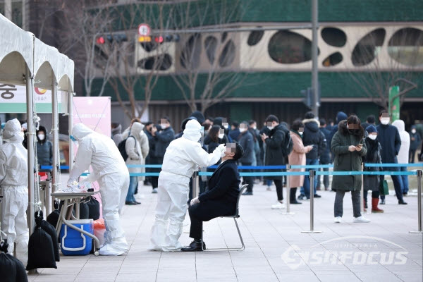 시민들이 코로나19 검사를 받고 있다. [사진 / 오훈 기자]