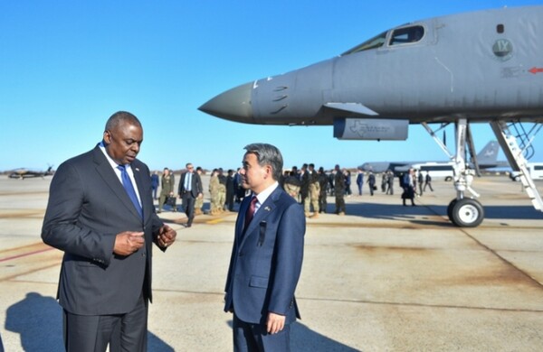 국방부가 이종섭 국방부 장관과 오스틴 미 국방장관이 미국 현지시간 3일 오후 워싱턴 D.C 인근 메릴랜드주 소재 미 앤드루스(Andrews) 공군기지를 함께 방문한 가운데, B-52와 B-1B의 능력과 작전운용에 대해 브리핑을 받고 관계관들을 격려하고 있는 사진들을 공개했다. /ⓒ국방부