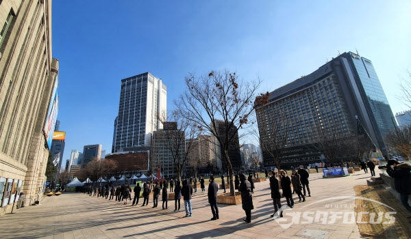 코로나19 검사를 받기 위해 시민들이 줄을 서 대기하고 있다. [사진 / 오훈 기자]