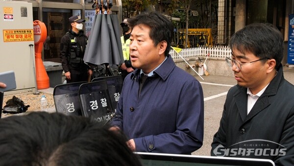 9일 오후 민주당 중앙당사에 대한 검찰의 압수수색 후 황명선 대변인이 브리핑하고 있다. 사진 / 권민구 기자