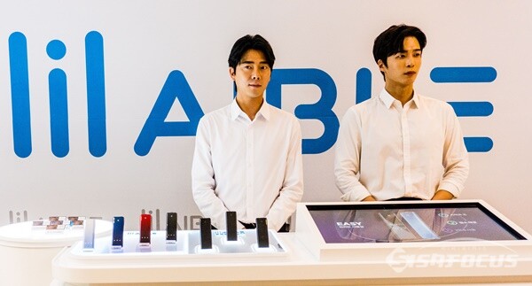 릴 에이블과 전용스틱 에임이 전시돼있다. (사진 / 강민 기자)