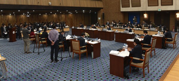 경북도의회 문화환경위원회가 경북도문화관광공사에 대한 행정사무감사를 하고 있다. 사진/경북도의회 