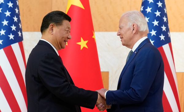 조 바이든(오른쪽) 미국 대통령이 14일(현지시간) 인도네시아 발리에서 열린 주요 20개국(G20) 정상회의에서 시진핑 중국 국가주석과 만나 회담에 앞서 악수하고 있다. (사진 / 뉴시스)