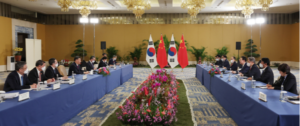 윤석열 대통령이 15일(현지시간) 발리 한 호텔에서 시진핑 중국 국가주석과 한중 정상회담을 하고 있다. (사진 / 뉴시스)