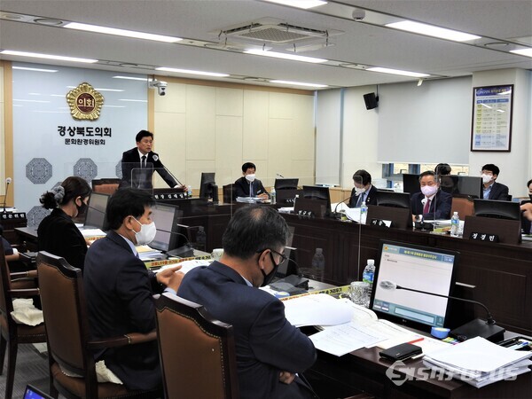16일 경북도의회 문화환경위원회가 문화관광체육국과 경북도서관의 주요 업무계획을 보고받고 행정사무감사를 하고 있다. 사진/김영삼 기자