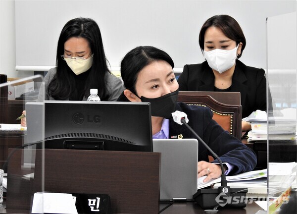16일 정경민 위원이 경북도 문화관광체육국과 경북도서관 행정사무감사에서 질문을 하고 있다. 사진/김영삼 기자