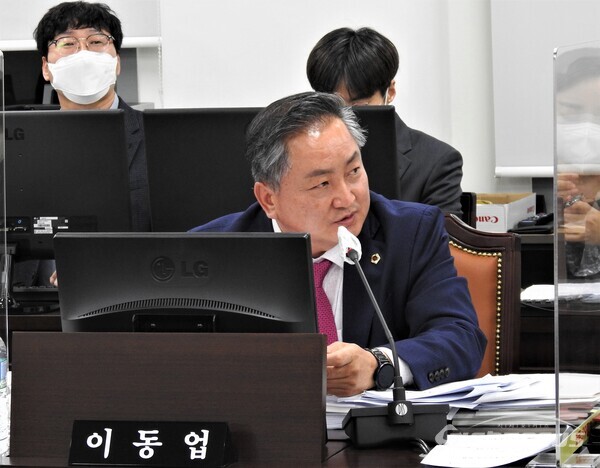 16일 이동업 위원이 경북도 문화관광체육국과 경북도서관의 행정사무감사에서 질문을 하고 있다. 사진/김영삼 기자