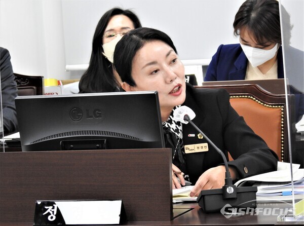 17일 정경민 도의원이 경북도 환경산림자원국 행정사무감사에서 “산림부서에 녹지(시설)직이 부족하다”고 말하고 있다. 사진/김영삼 기자