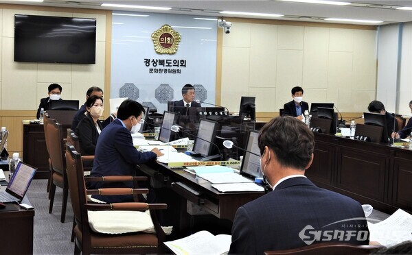 17일 경북도의회 문화환경위원회가 경북도 환경산림자원국, 팔공산 도립공원관리사무소, 산림자원개발원의 행정사무감사를 하고 있다. 사진/김영삼 기자