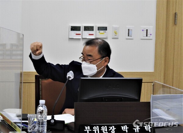 17일 박규탁 부위원장이 경북도 환경산림자원국 행정사무감사에서 오염원 집단화에 대해 설명하고 있다. 사진/김영삼 기자