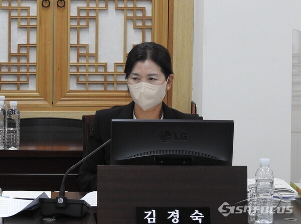 17일 김경숙 위원이 경북도 환경산림자원국 행정사무감사에서 질문을 하고 있다. 사진/김영삼 기자