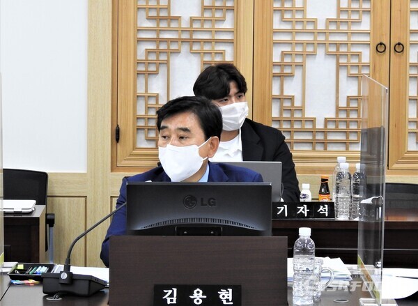 17일 김용현 위원이 경북도 환경산림자원국 행정사무감사에서 질문을 하고 있다. 사진/김영삼 기자