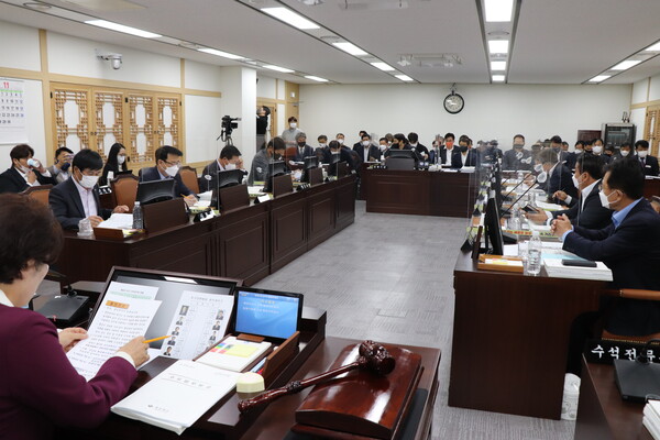 17일 경북도의회 농수산위원회가 해양수산국과 농업기술원에 대한 행정사무감사를 하고 있다. 사진/경북도의회