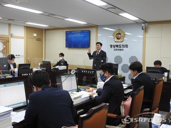 18일 경북도의회 윤승오 교육위원장이 경북교육청 직속기관 행정사무감사에서 집행부 공무원들로부터 증인 선서를 받고 있다. 사진/ 김영삼 기자