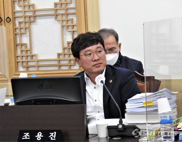 18일 조용진 위원이 경북교육청 직속기관 행정사무감사에서 집행부의 답변을 경청하고 있다. 사진/김영삼 기자  