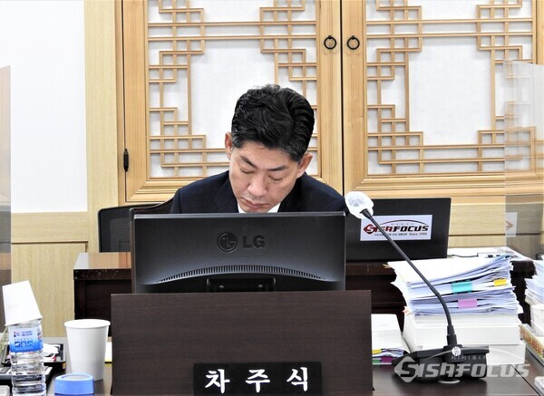 18일 차주식 위원이 경북교육청 직속기관 행정사무감사에서 제출된 서류를 검토하고 있다. 사진/김영삼 기자  