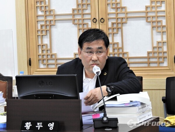 18일 황두영 위원이 경북교육청 직속기관 행정사무감사에서 집행부의 답변을 경청하고 있다. 사진/김영삼 기자  