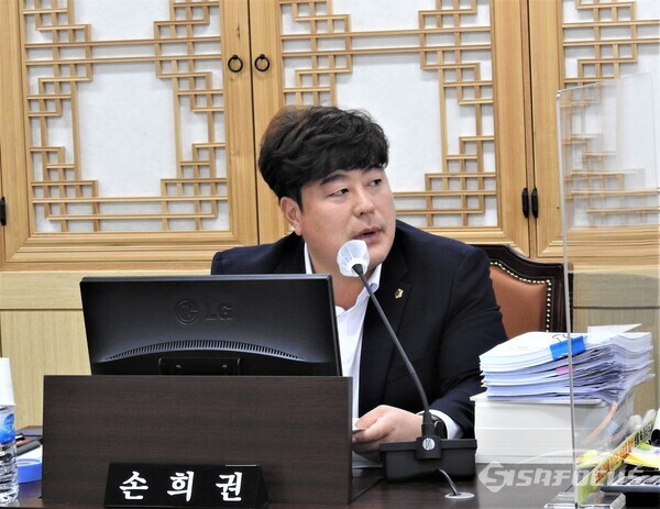 18일 손희권 위원이 경북교육청 직속기관 행정사무감사에서 질문을 하고 있다. 사진/김영삼 기자  