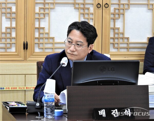 18일 배진석 위원이 경북교육청 직속기관 행정사무감사에서 입을 굳게 다물고 집행부의 답변을 기다리고 있다. 사진/김영삼 기자  