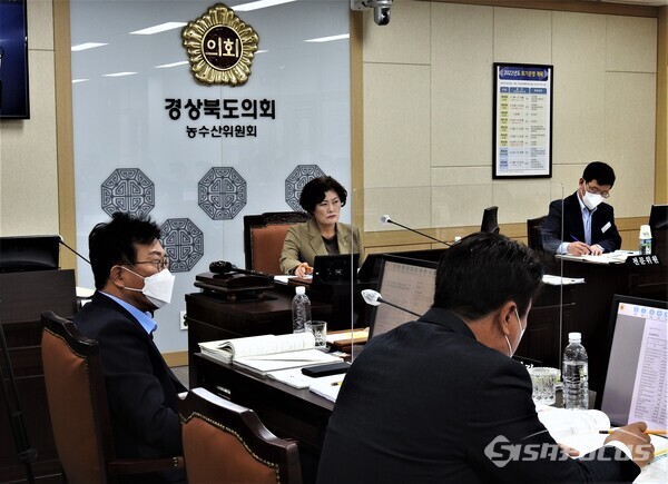 18일 경북도의회 농수산위원회가 경북도 농축산유통국 행정사무감사를 하고 있다. 사진 / 김영삼 기자