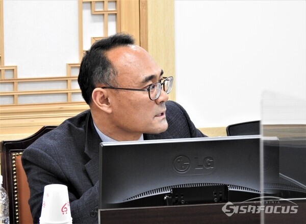 18일 황재철 위원이 경북도 농축산유통국 행정사무감사에서 질문을 하고 있다. 사진 / 김영삼 기자