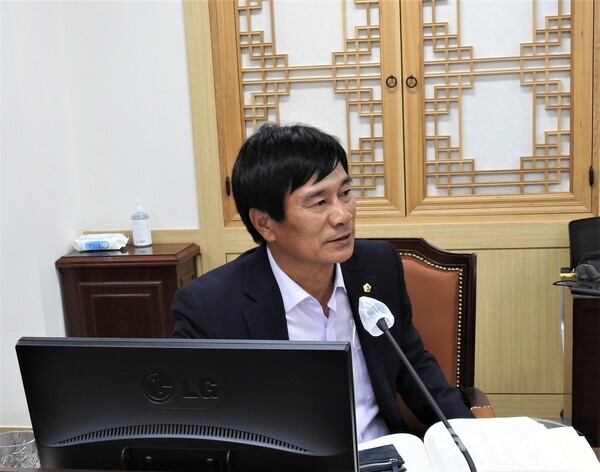 18일 신효광 위원이 경북도 농축산유통국 행정사무감사에서 질문을 하고 있다. 사진 / 김영삼 기자