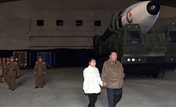 북한 조선중앙통신에 공개한 사진에 18일 김정은(오른쪽) 북한 국무위원장이 딸의 손을 잡고 화성-17형 대륙간탄도미사일(ICBM) 시험 발사장을 현지 지도하고 있다. (사진 / 뉴시스)