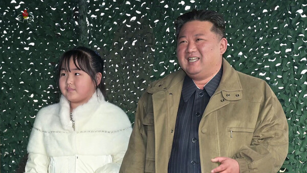 북한 조선중앙TV가 김정은 국무위원장의 지도 아래 대륙간탄도미사일 화성-17형 대륙간탄도미사일(ICBM)을 시험발사했다고 20일 보도했다. 사진은 추가로 공개된 김정은 위원장과 딸 모습. (사진 / 뉴시스)