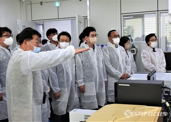 21일 사진 왼쪽부터 천우재 담당이 연규식 도의원, 김광열 영덕군수, 황재철 도의원, 최영숙 환경산림자원국장에게 센터 시설을 설명하고 있다. 사진/김영삼 기자