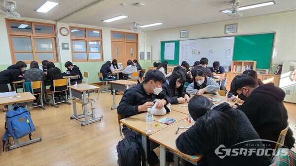 21일 창포중학교 3학년 학생들이 ‘숲에서 나의 미래를 보다’라는 진로탐색 프로그램에 참여하고 있다. 사진/엄명숙 기자