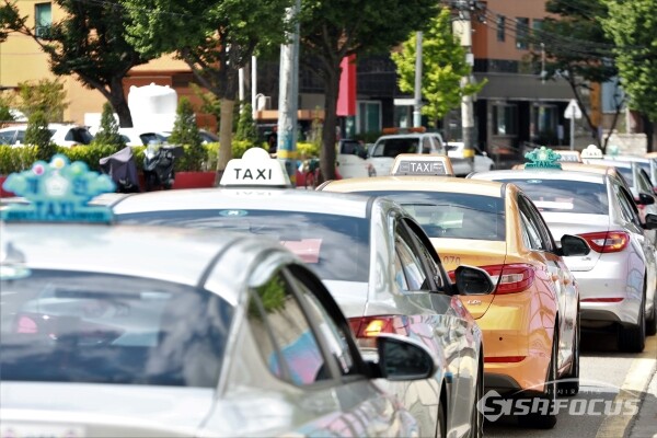 서울역 앞에 택시들이 줄 서 있다. [사진 / 오훈 기자]