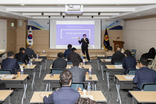 23일 경북도의회 예산결산특별위원과 직원들을도의회 다목적실에서 예산 심사 역량 강화 교육을 받고 있다. 사진/경북도의회