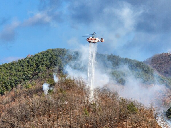 23일 경북도가 안동시 길안 천지 생태공원 일원에서 대형 산불 발생을 가상한 ‘2022년 산불진화 합동 시범훈련’을 하고 있다. 사진/경북도 