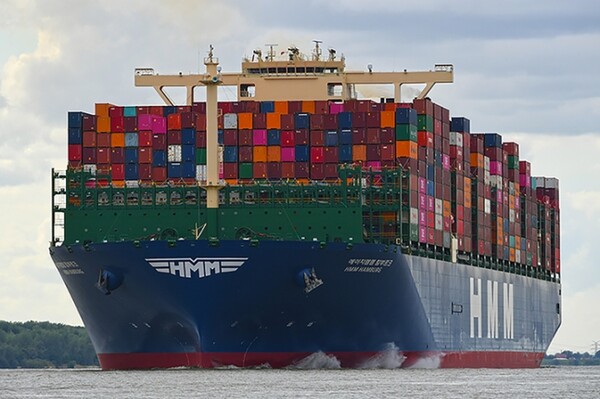 세계 최대 컨테이너선 2만4000TEU급 'HMM 함부르크호'가 만선으로 출항하고 있는 모습 / ⓒHMM 제공
