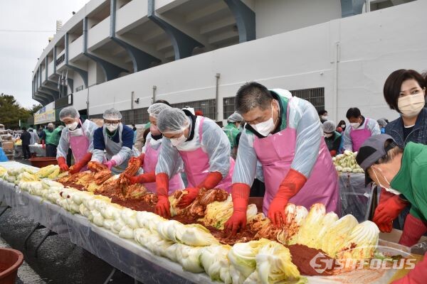 주낙영 시장(사진우측두번째), 손지익 경주시새마을회 회장(사진우측 첫번째) 등이 열심히 배추에 양념장을 넣고 있는 모습. 사진/김대섭 기자