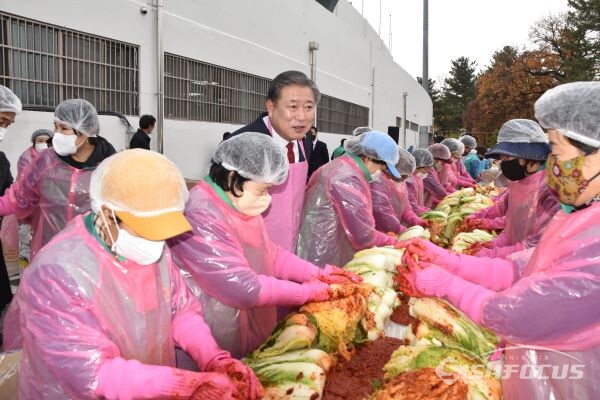 경주시의회 이철우 의장(사진좌측 세번째)이 김장담그기에 여념이 없는 새마을 회원들에게 감사의 인사를 하는 모습. 사진/김대섭 기자