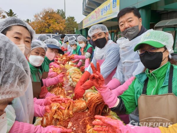 경주시의회 이경희 의원(사진우측 세번째)이 열심히 김장 담그는 모습. 사진/김대섭 기자