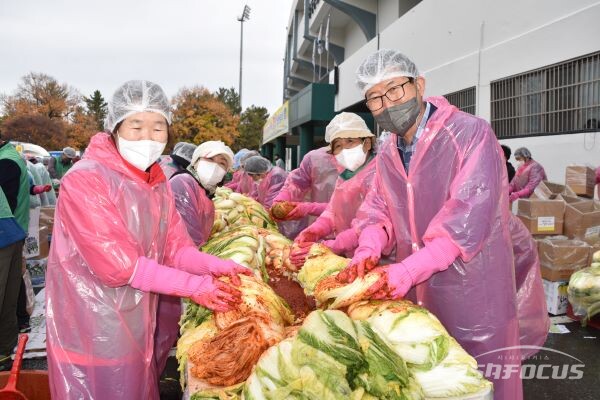 예병원 안강읍장(사진우측 첫번째)이 안강지역 새마을 지도자회원들과 함께 열심히 김장을 담그는 모습. 사진/김대섭 기자