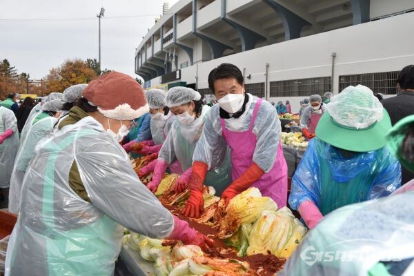 경주시의회 김동해 의원(사진우측 두번째)이 새마을지도자 회원들과 함께 김장담그기 하는 모습. 사진/김대섭 기자