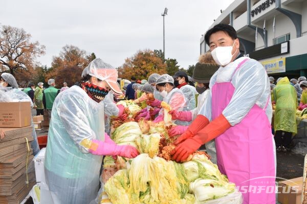 경주시의회 이락우 위원장(사진우측 첫번째)이 새마을 지도자회원들과 함께 김장담그기를 하는 모습. 사진/김대섭 기자