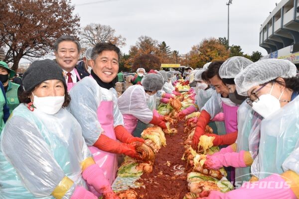 경주시의회 최영기 의원(사진좌측 두번째)이 애 밝은 표정으로 김장담그기를 하는 모습. 사진/김대섭 기자