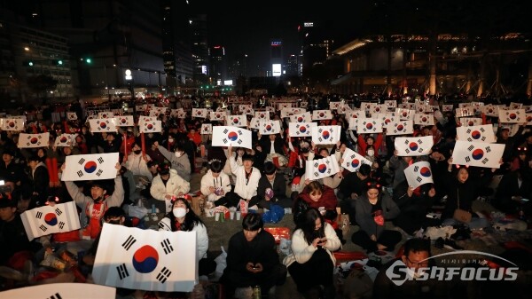 광화문광장에서 응원하며 태극기를 펼치고 있다. 이날은 광화문 광장에서 태극기를 펼쳐도 아무도 비난하지 않았다.  [사진 /오훈 기자]